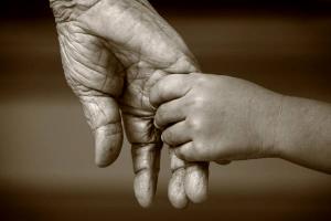oude-hand-pakt-kinderhand-600x400-70p_0